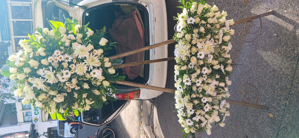 PORTRAIT STAND ARRANGEMENT 